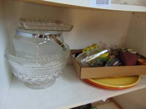 lot 3461 image: Contents of Shelf - Clear Glass Ice container