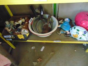 lot 3465 image: Contents of Shelf - Enamelware