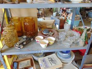 lot 3466 image: Contents of Shelf - Amber Containers