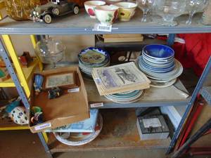 lot 3467 image: Contents of Shelf - Collector Plates