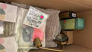 lot 107 image: Mixed Home Bundle includes baking dish, lamp, water bottle, vacuum cleaner and more