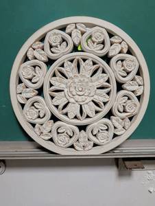 lot 4034 image: Round Floral Wall Decor with Rose Pattern