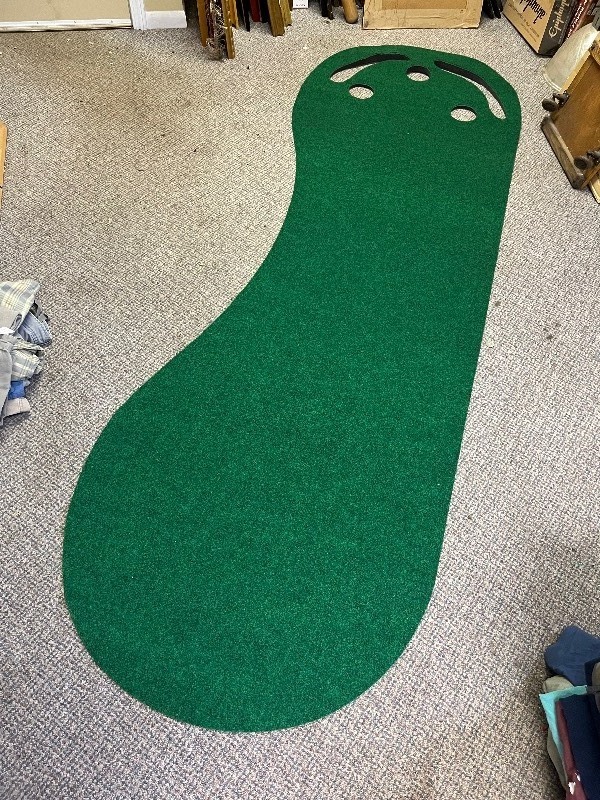 lot 75 image: Golf Putting Green Set for Indoor Outdoor Use - Easy to store and set up to play