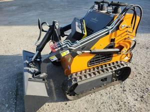 lot 2464 image: Unused LandHonor Mini Skid Steer Loader  LHR-ME380X1
