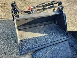 lot 2466 image: Landhonor 44 4-In-1 Combo Mini Skid Steer Bucket  MCB-72-44W