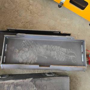 lot 106869 image: Unused MINI Skid Steer Mounting Plate  Universal Mini Attachment Adapter