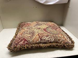 lot 331 image: Floral Pattern Tapestry Runner with Fringe