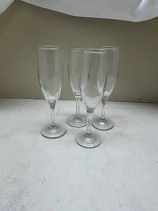 lot 377 image: Clear Glass Champagne Flutes Set of 4