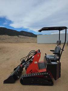 lot 2929 image: SDLANCH 3DLL380 Ride-on Skid Steer Loader