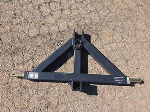lot 3737 image: Wolverine 3-Point Quick Hitch Adapter TQH-26-02C