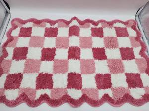 lot 69393 image: Pink and White Checkered Bath Mat - Retail $15
