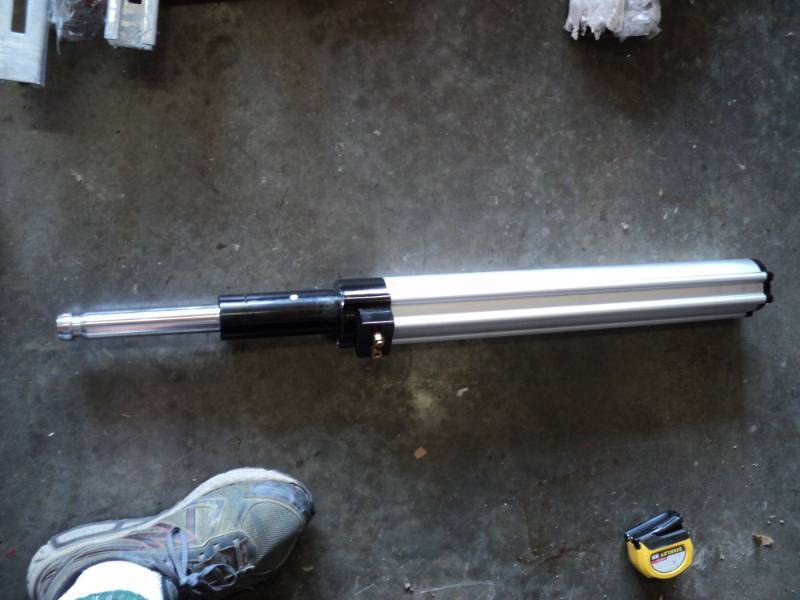 lot 2057 image: Large Hydraulic Cylinder
