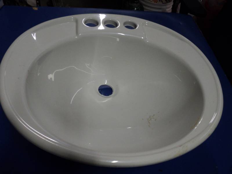 lot 3541 image: Fiberglass Hand washing sink LAV01-19CLP6, 16.5 x 19.5 white wo overflow 6 clip