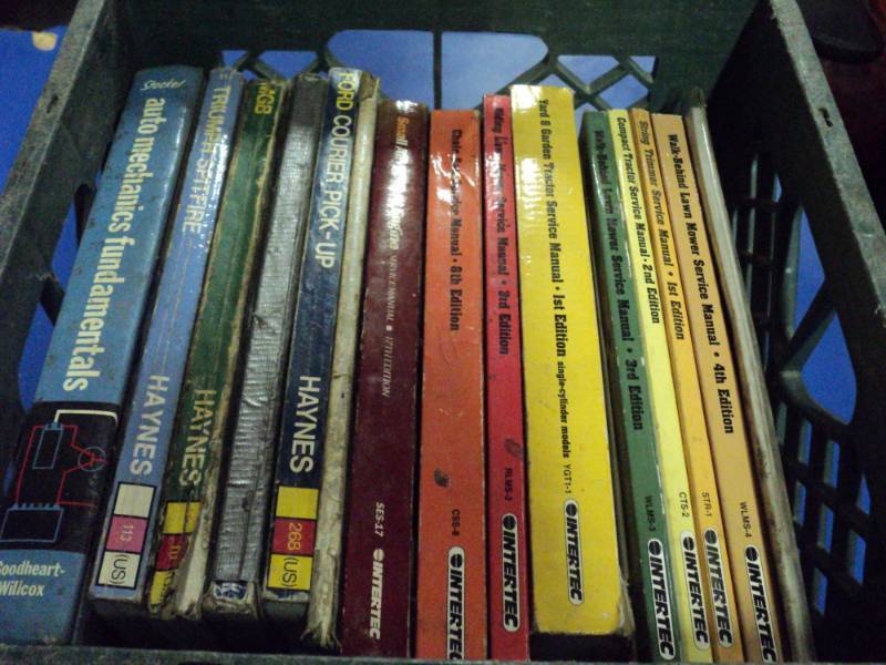 lot 3544 image: (15) ct mixed lot Auto and small engine repair manuals