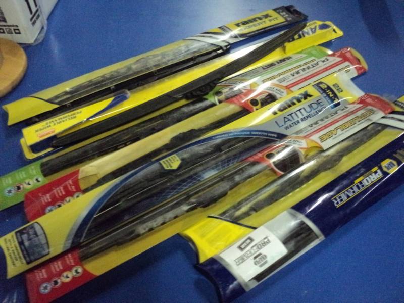 lot 3562 image: (8) ct. mixed lot wind shield wiper blades, mixed sizes and brands