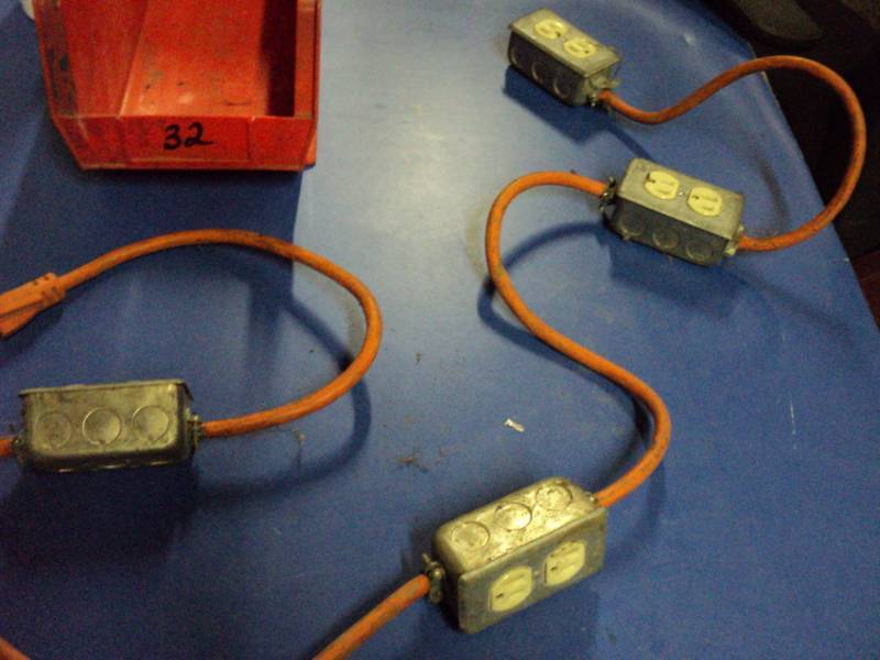 lot 3575 image: 4- junction outlet on 3 cord in red bin
