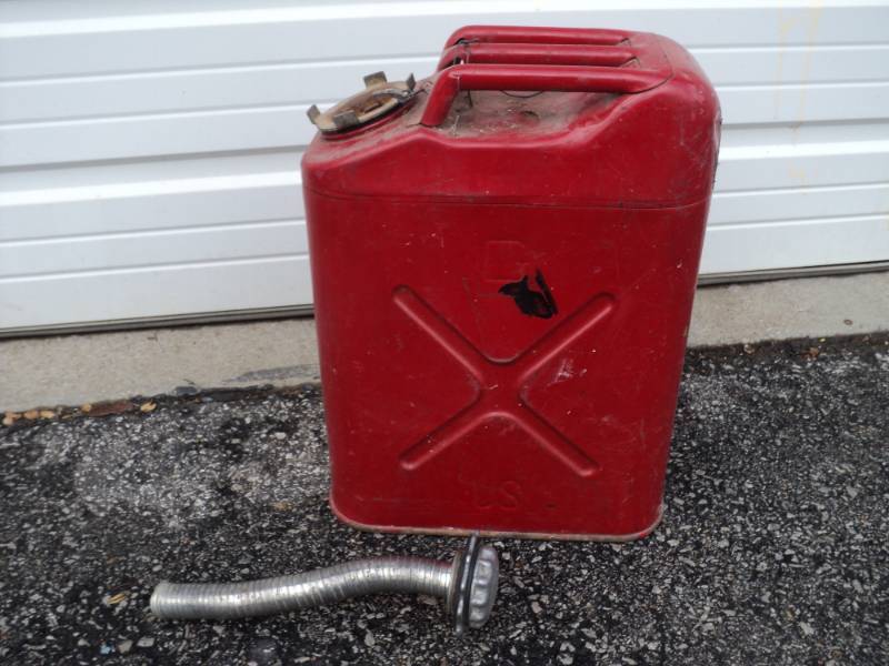 lot 3581 image: Red Metal gas can with screw on metal lid and pour spout, 5 gallon capacity