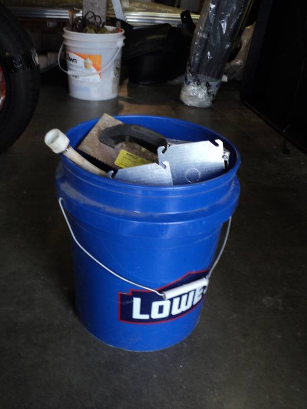 lot 3585 image: 31 lbs hardware in 5 gallon bucket