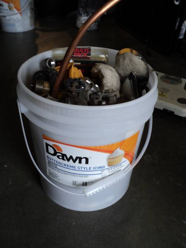 lot 3587 image: 35 lbs hardware in 5 gallon bucket