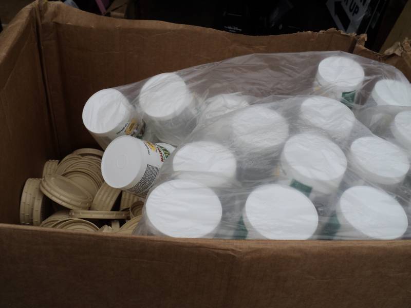 lot 3589 image: (200) lot 1 pint size cups with lids, empty, perfect for craft projects and paint