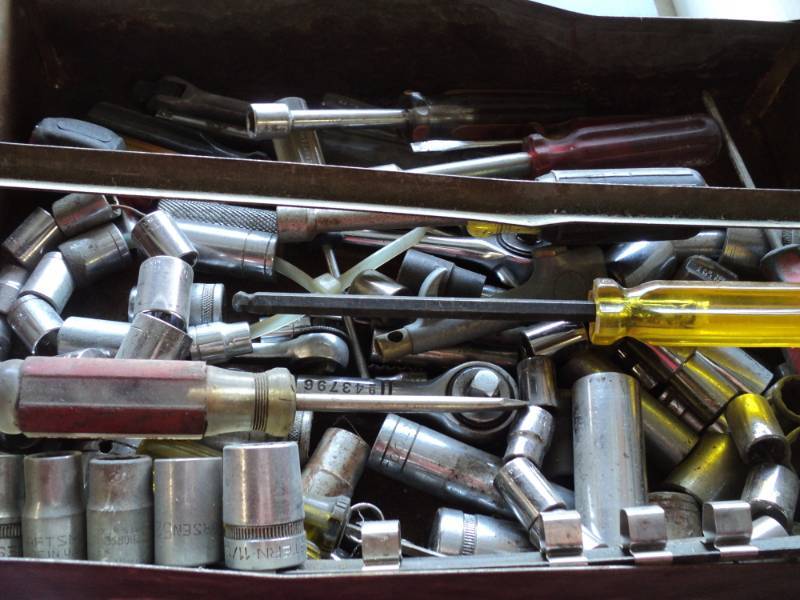 lot 3604 image: Metal bin with sockets and drivers, mixed brands and sizes, over 20 pieces