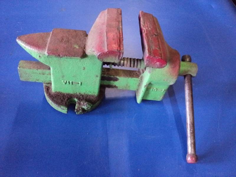 lot 3616 image: Bench Mount Vice V11-1 V10-1, Green and red, used opens easily, 12 x 4