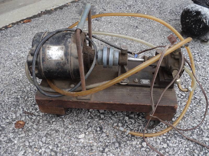 lot 3624 image: Peerless electrical pump on wooden stand with caster wheels, does not work, For Parts only
