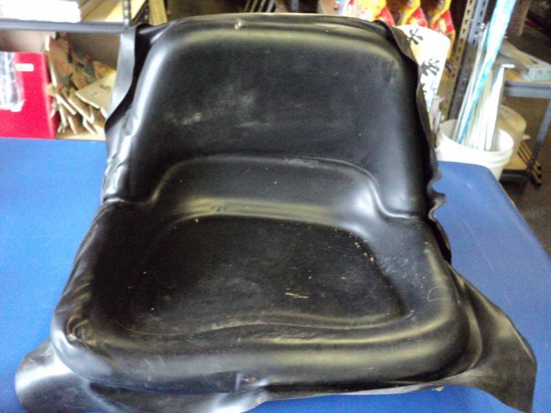 lot 3632 image: Tractor Seat cushion, black, unmarked 19-12W x 12-12 T x 14-12 D
