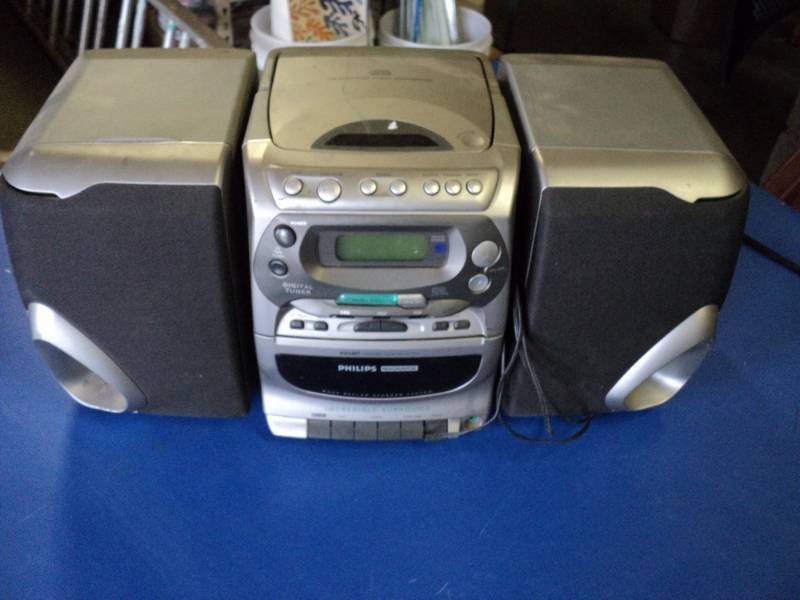 lot 3647 image: Phillips Magnavox Radio CD Player, tape player, detachable speakers, powers on, works