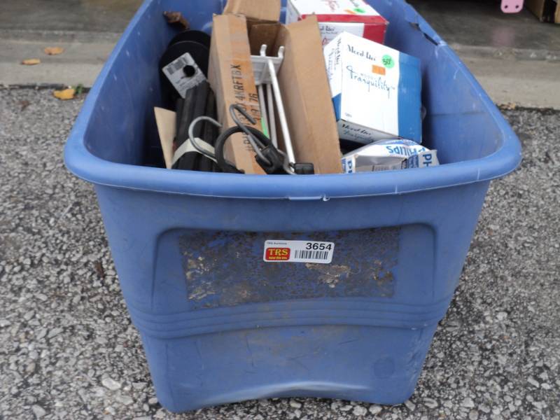 lot 3654 image: 25 lbs hardware in a plastic tote