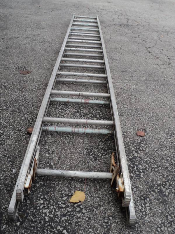 lot 3658 image: Aluminum ladder, 12 up to 18