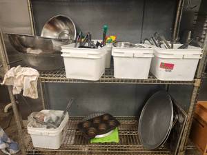 lot 15525 image: Assorted Lot W Aluminum Pizza Serving Pans, Mixing Bowls, Utensils, and More