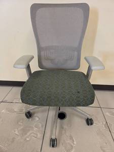 lot 16055 image: Haworth Zody Office Chair