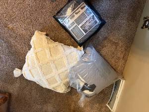 lot 1008 image: Two (2) Couch Covers & Pillow (1)--  FR