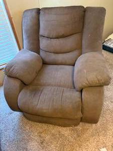 lot 1009 image: Brown Recliner (worn)-- FR