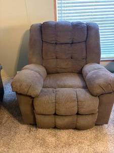 lot 1010 image: Brown (worn) Recliner-- FR