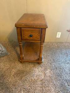 lot 1013 image: End Table 22 x 13 x 20-- FR
