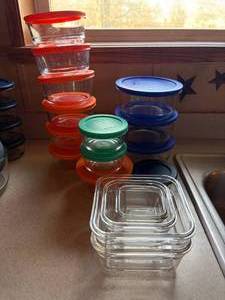 lot 1017 image: Pyrex Glass Bowls w Lids-- K