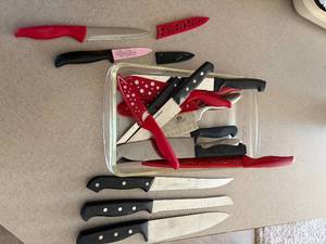lot 1020 image: Cake Pan & Knives (Faberware & Chicago Cutlery)-- K