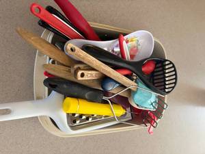 lot 1021 image: Pan of Utensils (w grater & spatulas)-- K