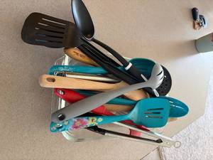 lot 1022 image: Glass Cake Pan 9 x3 w Utensils (some are Pioneer Woman)-- K