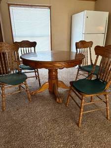 Round Oak Wood Kitchen Table w/ x4 Chairs & Leaves (44" x 69")-- FR