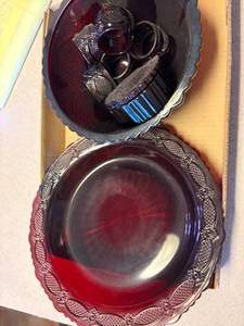 lot 1040 image: Avon Ruby Red Pie Plate, Serving Holder, Heart Dish & 6 x Napkin Holders-- K