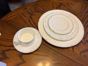 lot 1044 image: Royal Doulton (3pc setting) in Precious Platinum-- DR