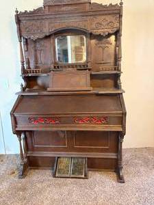 lot 1045 image: Crown Pump Organ (Good Condition)-- DR