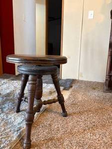 lot 1046 image: Wood Swivel Top Organ Stool-- DR