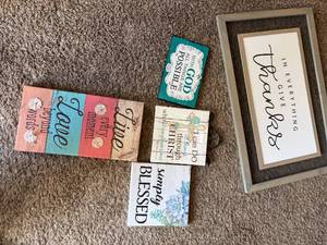 lot 1052 image: Miscellaneous Pictures x 5-- DR