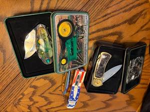 lot 1057 image: Collector Knives x 4-- DR