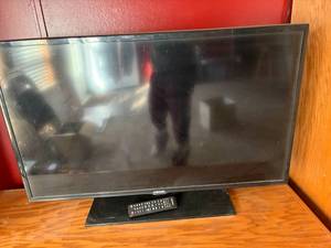 lot 1065 image: Samsung 42 TV w Remote-- DR