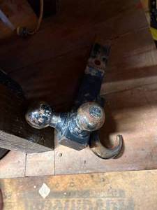 lot 1141 image: Multi Ball Hitch-- Shop